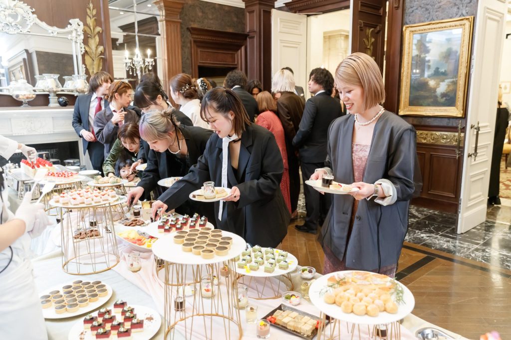 【巨大クラッカー&イチゴタワーケーキ!】驚きと感動が織りなす笑顔溢れるアットホームウエディング
